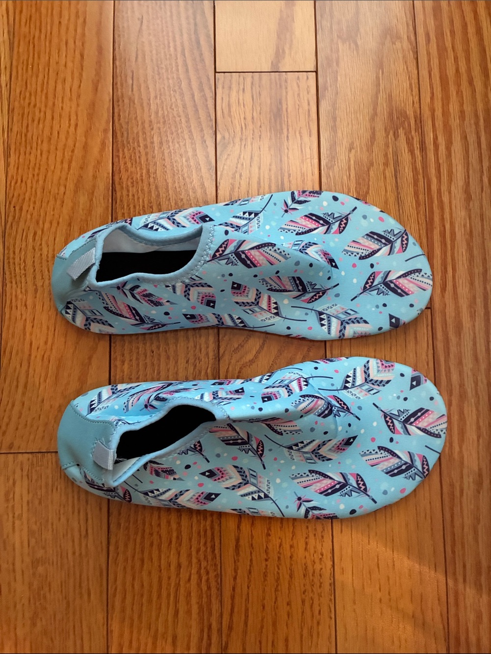 NWOT! Women's Light Blue Feather-Print Slip-On  Slippers